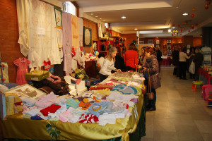 El taller de costura de Villaviciosa trabaja durante el año para el Baratillo navideño.