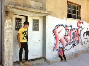 Rami y su prima muestran el grafiti de bienvenida que los amigos de Rami le hicieron cuando fue liberado de la cárcel  