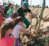 Villaviciosa celebró el Día del Árbol con doscientos escolares.