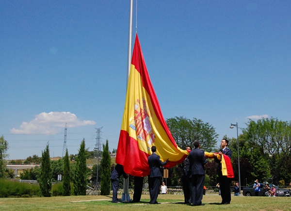 Izado bandera española Villaviciosa de Odon