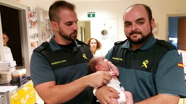 Guardia Civil recata a bebe de contenedor