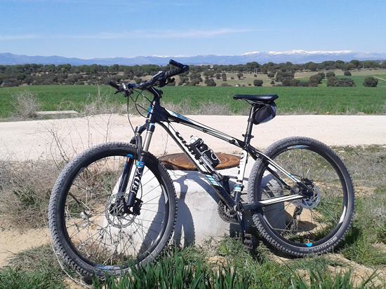 bicicleta de montaña en camino de villaviciosa de odon foto villaviciosadigital