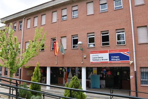 Cerca de 150.000 familias de la Comunidad de Madrid pueden solicitar ya plaza para el próximo curso escolar Fachada del colegio Laura García Noblejas en Villaviciosa de Odón