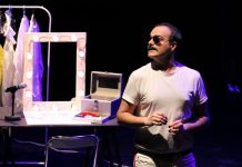 El actor Daniel Acebes en la obra de teatro 'Desnudando a Freddie'
