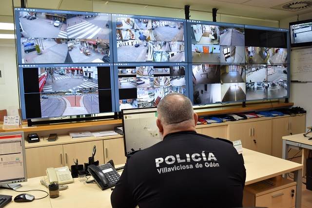 Policia Local de villaviciosa de odon controla las cámaras de videovigilencia en el municipio