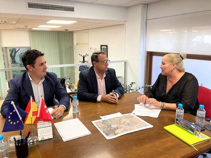 El Ayto. Villaviciosa de Odón plantea una propuesta para solucionar atascos en la rotonda de la M-501 Reunion alcalde Villaviciosa de Odon con directora general de Carreteras Comunidad de Madrid