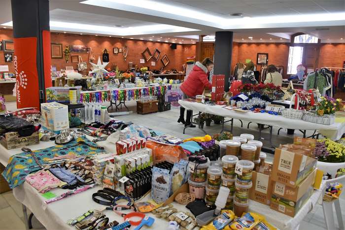 Mercadillo solidario de Navidad de la asociacion Villa Felina en Villaviciosa de Odon