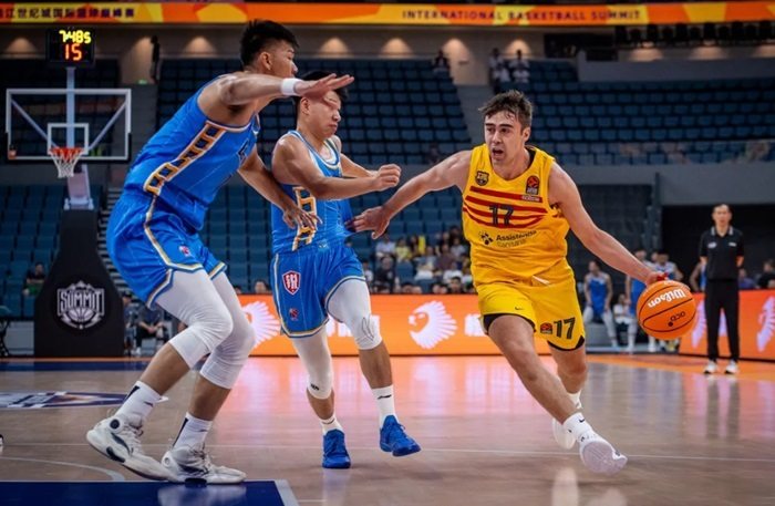 El base de Villaviciosa de Odón, Juan Núñez, comienza su andadura con el FC. Barcelona A la derecha de la imagen, Juan Nuñez, en el partido amistoso del FC. Barcelona ante Beijing Ducks de China agosto 2024
