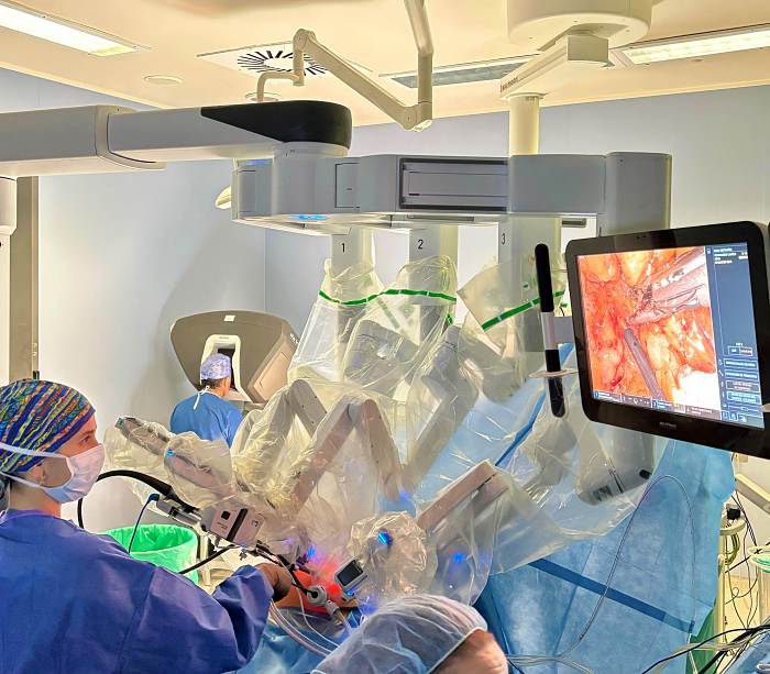 El Hospital Rey Juan Carlos incorpora un segundo robot quirúrgico Da Vinci Operacion con robot quirúrgico Da Vinci sistema Xi en el Hospital Rey Juan Carlos de Móstoles noviembre 2024