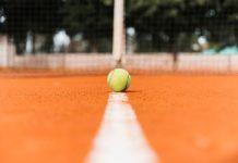 pelota-de-tenis-en-el-suelo - roland - garros-2025