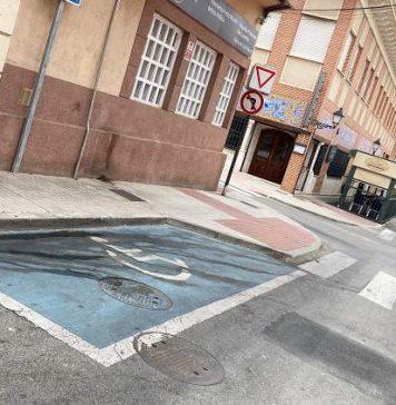 Orines de perro en la calle Campo de Villaviciosa de Odón junio 2025