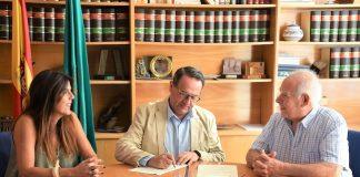 Villaviciosa de Odón y la Asociación de Ayuda Solidaria sellan un acuerdo para reforzar la atención a familias en riesgo.