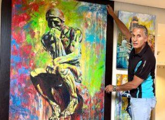 Vicente Hernáiz artista de Villaviciosa de Odon con una de sus obras