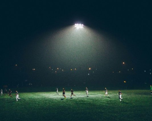 partido de futbol por la noche