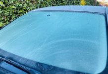 Cómo quitar el hielo en el parabrisas del coche