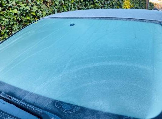 Cómo quitar el hielo en el parabrisas del coche