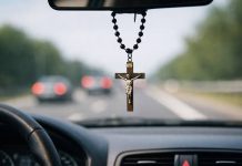 Crucifico en el interior de un coche