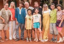 Foto de grupo de los actores principales de la película 'La familia Benetón +2' posando sonrientes en un exterior de tierra roja y una construcción rústica. De izquierda a derecha aparecen El Langui, Anabel Alonso, Alí Dia, Leo Harlem, Kamsiyochi Ngene, Joaquín Mazón (director), Gala Bichir, Diego Montejo, Meilin Chen.