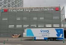 Camión de resonancias magnéticas en las puertas del Hospital Rey Juan Carlos en Mostoles abril 2026