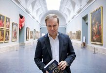 Javier Sierra en el Museo del Prado con su libro El Plan Maestro