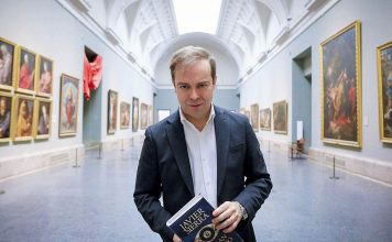 Javier Sierra en el Museo del Prado con su libro El Plan Maestro