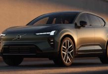 Vista lateral del nuevo Volvo EX60 en color gris oscuro con faros LED pixelados en forma de martillo de Thor, aparcado durante el atardecer.