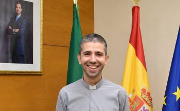 El sacerdote Álvaro Piñero presenta sus nuevos libros en Villaviciosa de Odón acompañado de los obispos de Getafe y Alcalá de Henares Álvaro Piñero Rodríguez sacerdote vicario parroquia Villaviciosa de Odon