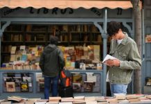 De la pantalla al papel: cómo las redes sociales están cambiando la relación de los jóvenes con los libros Joven leyendo un libro